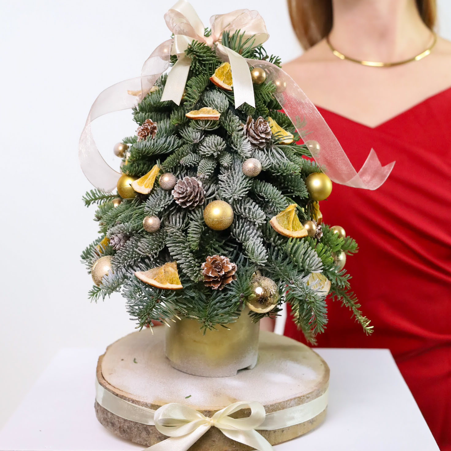 Елочка из натуральной пихты в золотистой гамме