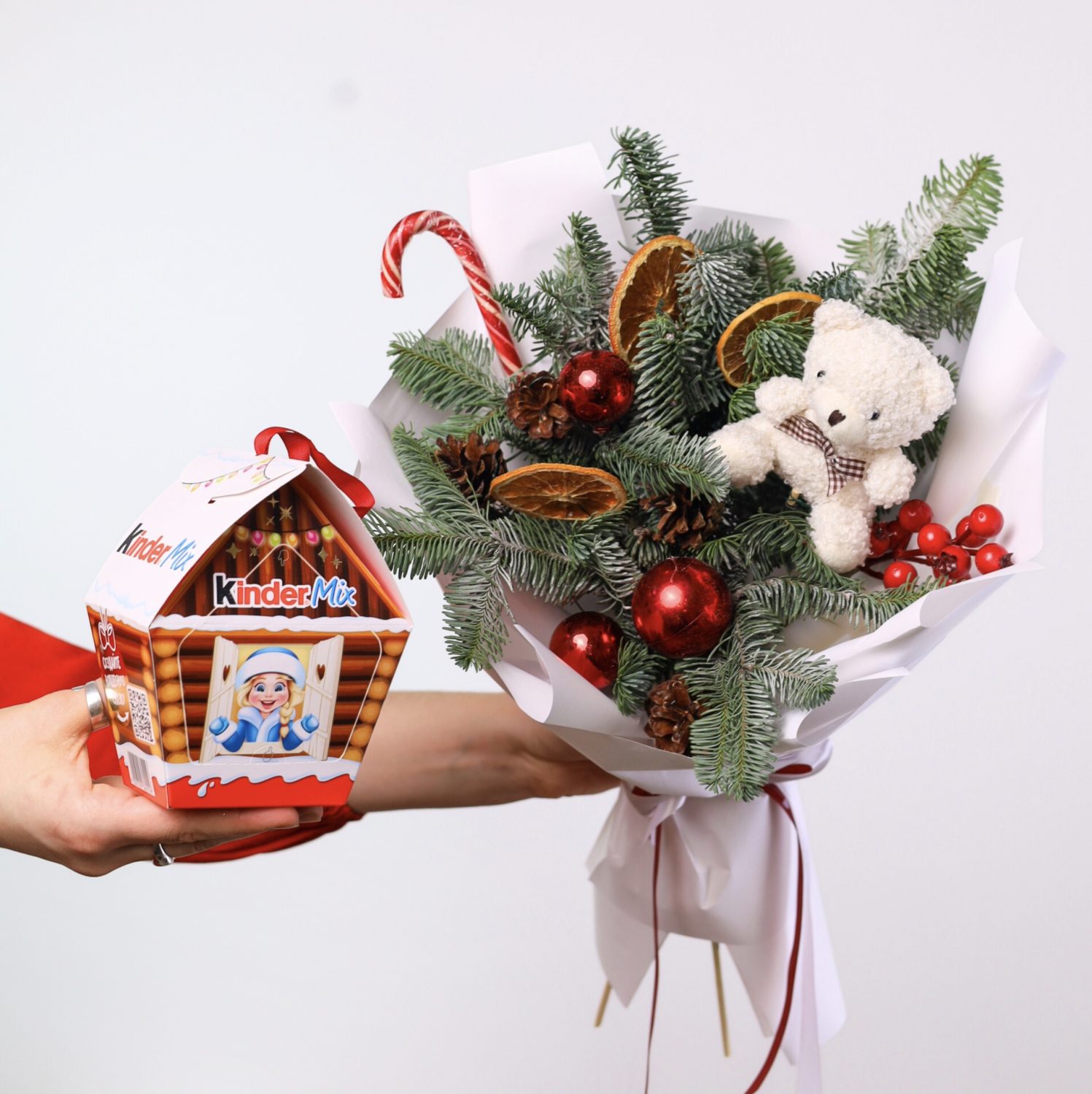 Новогодний сет с букетом и сладким подарком
