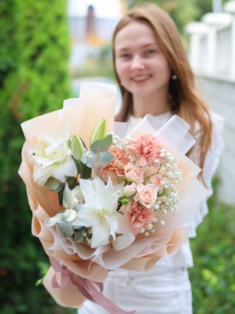 Персиковый букет с крупными лилиями
