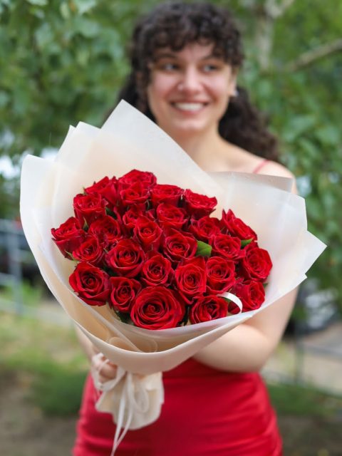 Букет из 25 красных розочек
