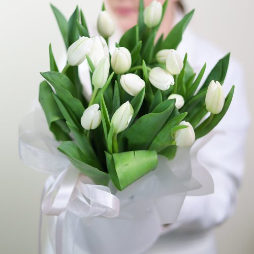 15 белых тюльпанов в шляпной коробке