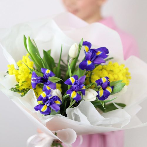 Изящный букет с тюльпанами и мимозой