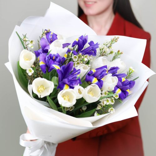 Букет ирисов и белых тюльпанов