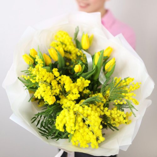 Солнечный букет тюльпанов и мимозы