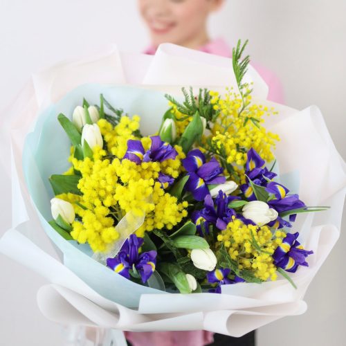 Весенний букет с ароматными ирисами и мимозой