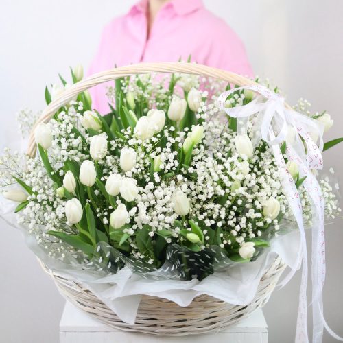Изысканная корзина с белыми тюльпанами