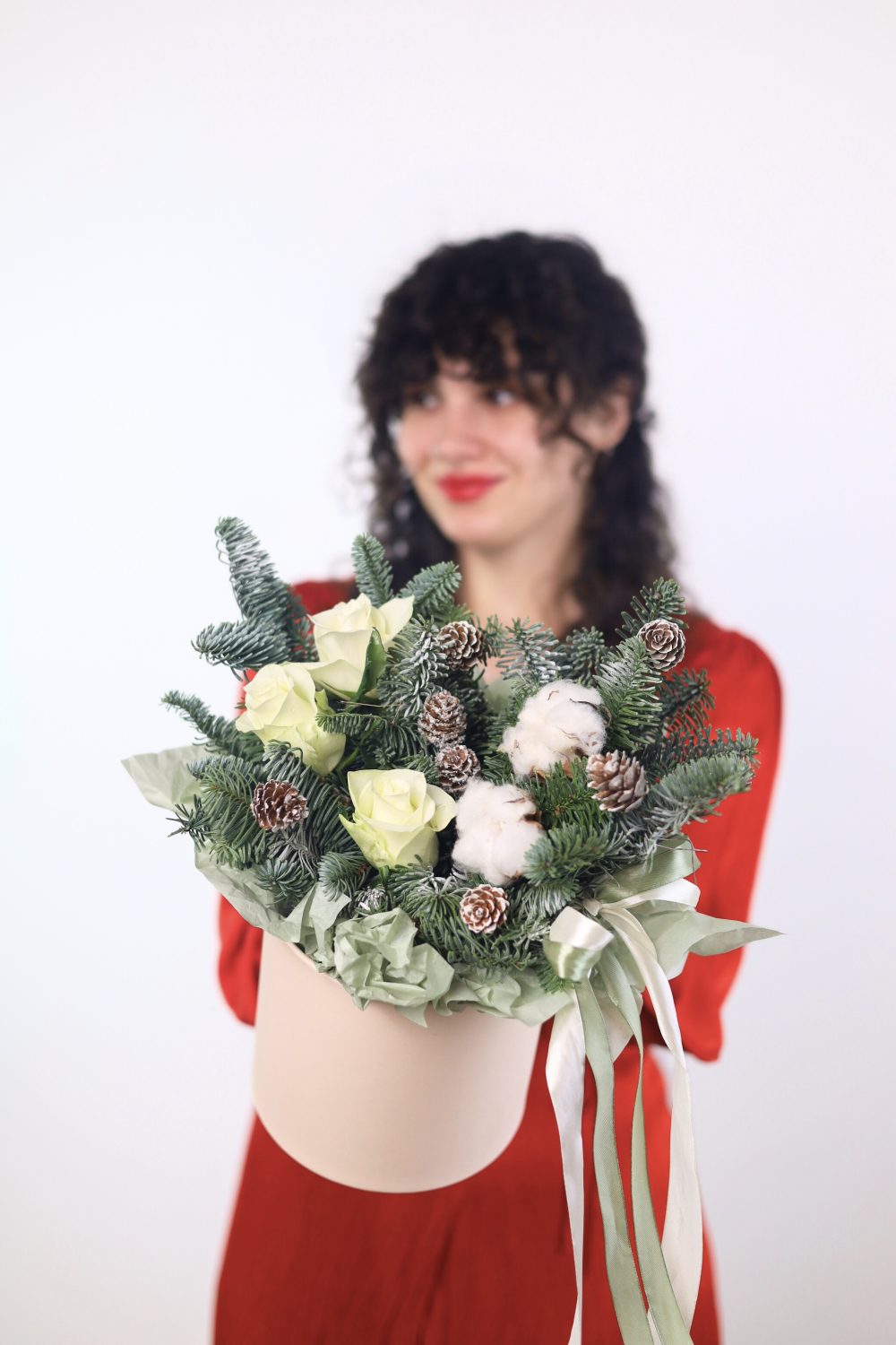 Зимняя композиция с белыми розами — изображение 3