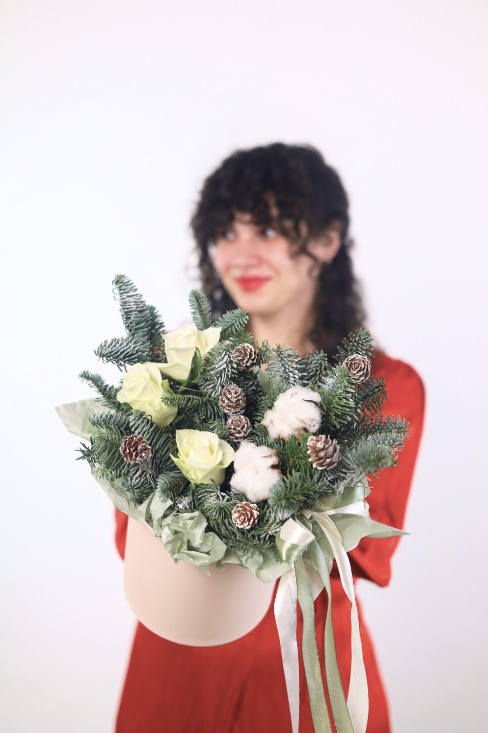 Зимняя композиция с белыми розами — изображение 2