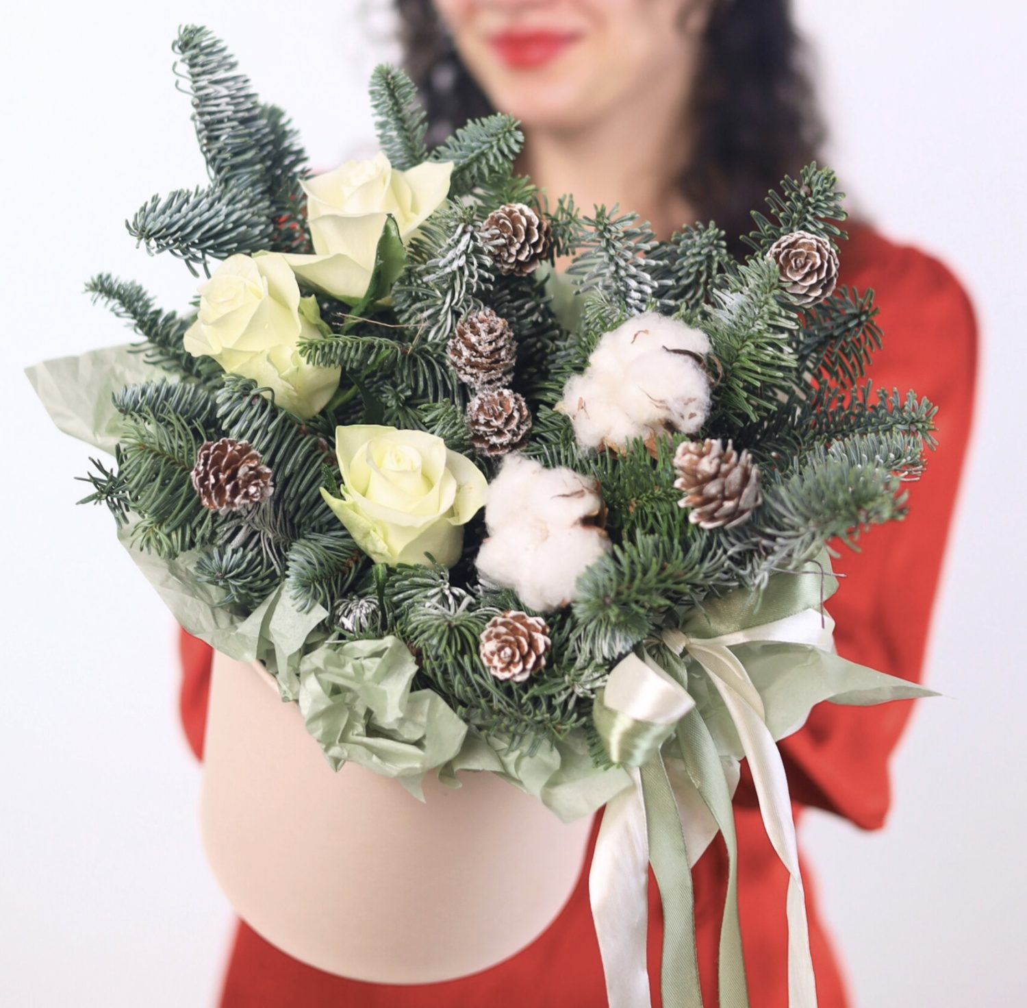 Зимняя композиция с белыми розами