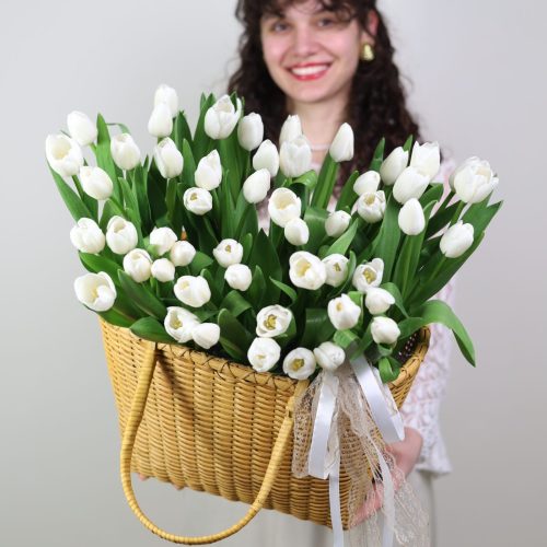 51 белый тюльпан в плетеной корзине