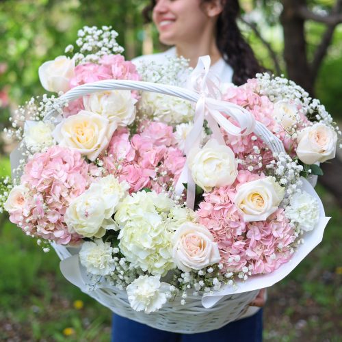 Нежная корзина с крупными розами