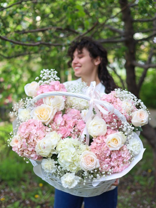 Нежная корзина с крупными розами — изображение 2