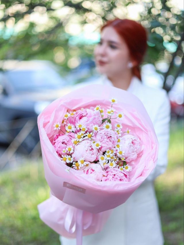 Ароматный букет пионов и ромашек — изображение 2