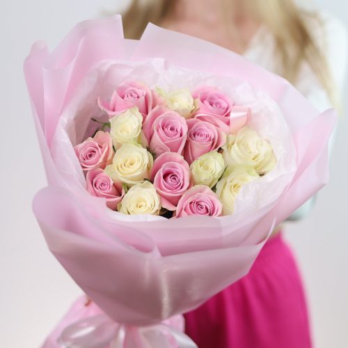 Букет нежных белых и розовых роз в оформлении