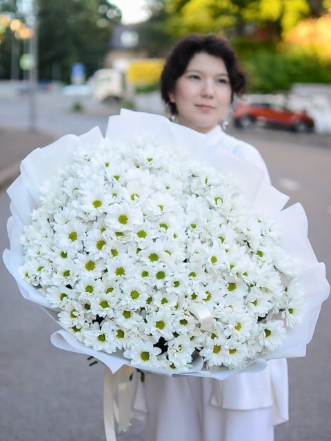 Большой букет белой хризантемы