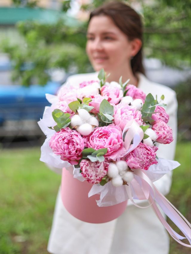 Композиция с пионами и хлопком — изображение 2