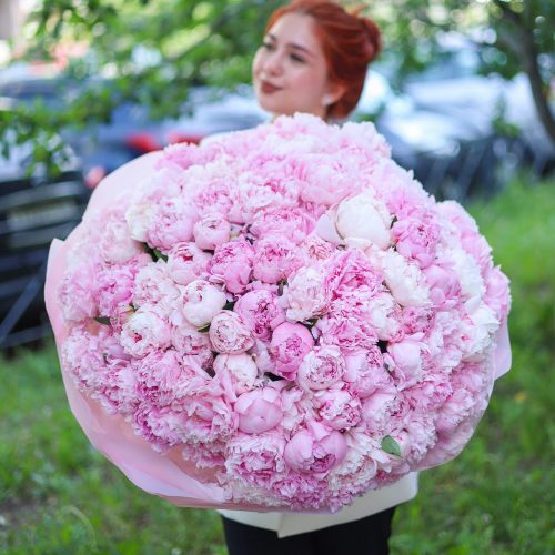 Великолепный букет из 101 розового пиона