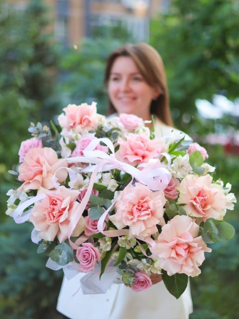 Воздушная корзина с французскими розами