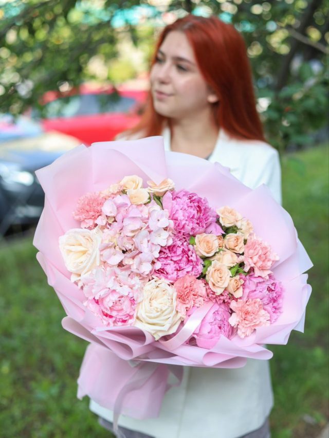 Нежный букет с пионами — изображение 2