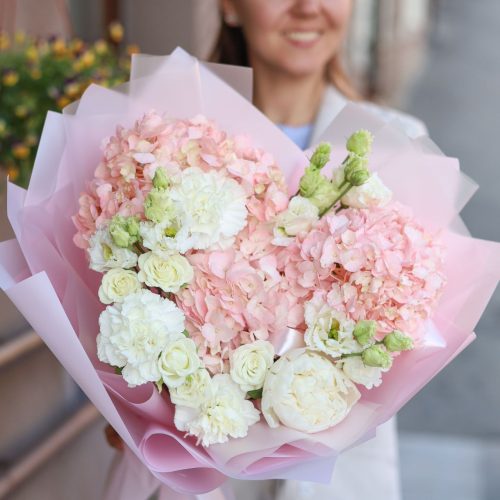 Прекрасный букет с ажурной эустомой