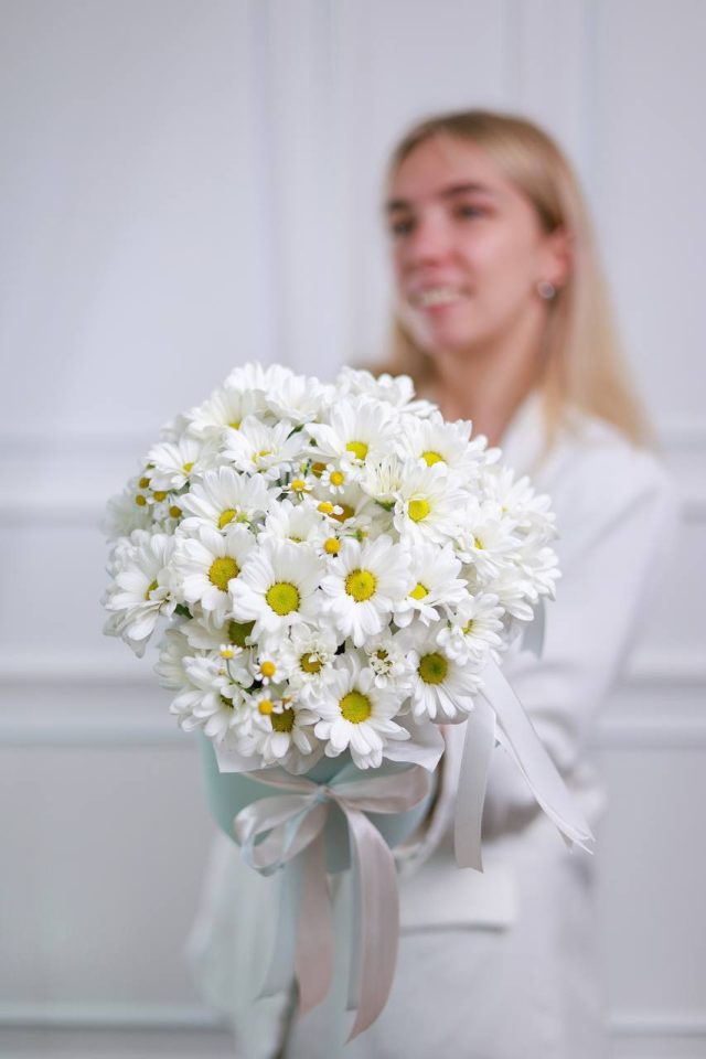 Стойкая композиция с ромашками — изображение 2