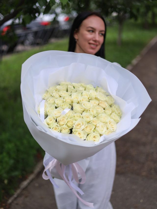 Букет из 51 белой розы — изображение 3
