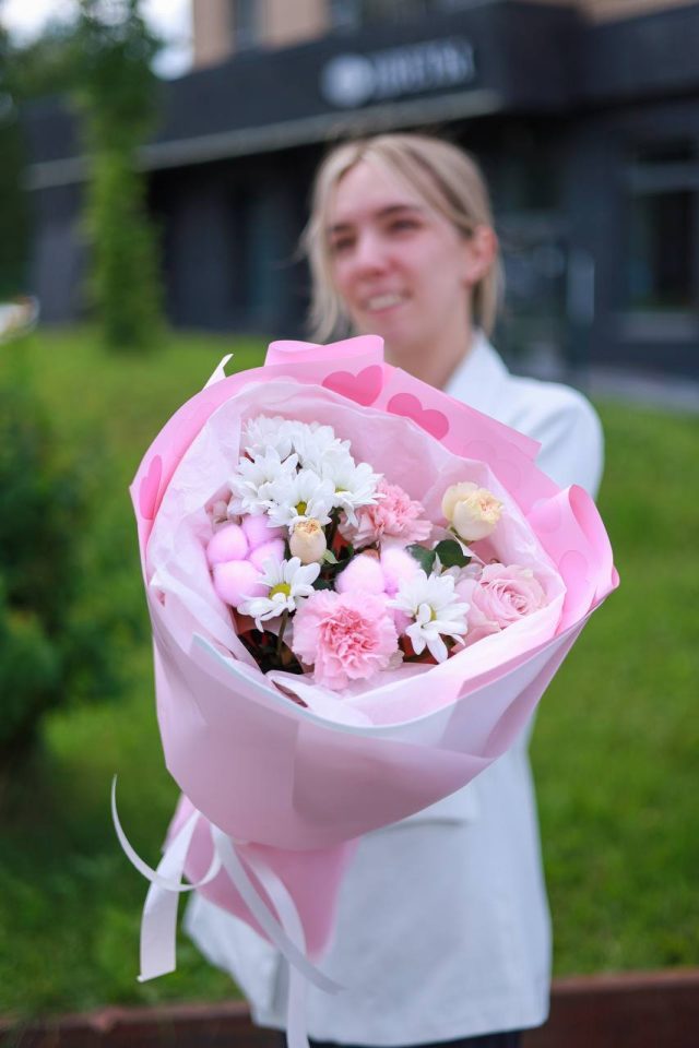 Воздушный букет с хлопком и диантусами — изображение 2
