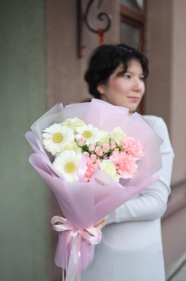 Милый букет с розами и диантусами — изображение 2