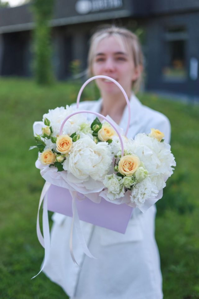 Композиция с белыми пионами — изображение 2