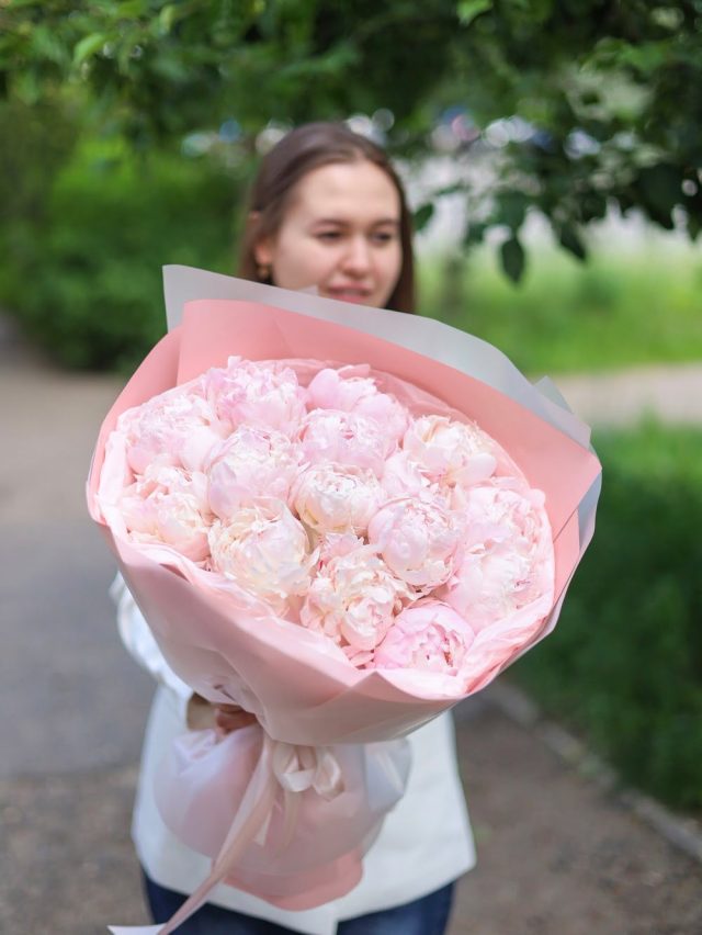Воздушный букет из 15 очаровательных пионов — изображение 2