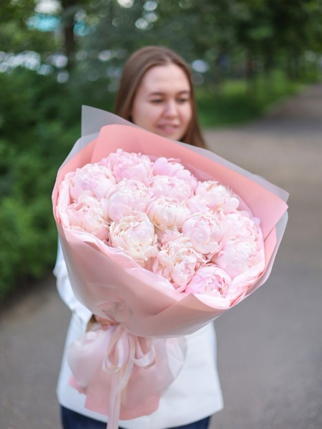 Воздушный букет из 15 очаровательных пионов — изображение 3