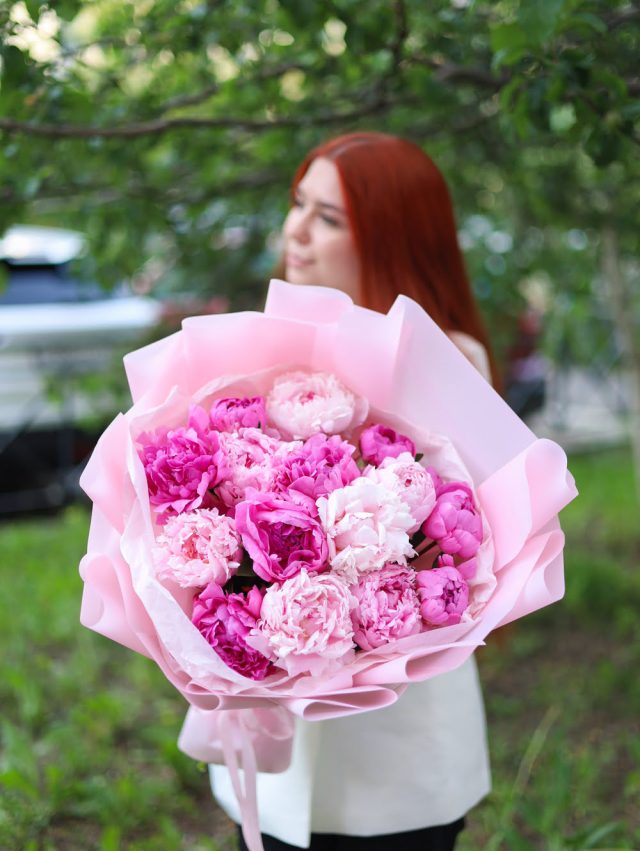 Прекрасный букет из 15 ароматных пионов — изображение 2