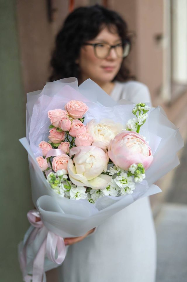 Нежный букет с крупными пионами — изображение 2