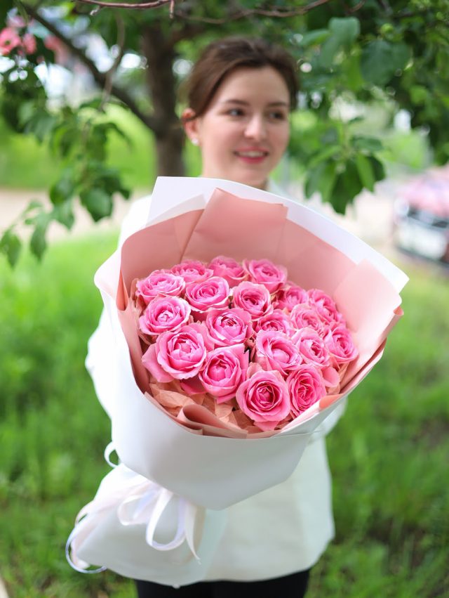 Букет из 19 розовых роз — изображение 3