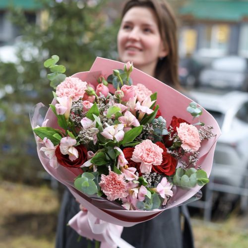 Объемный и стойкий букет с альстромерией и кустовыми розами