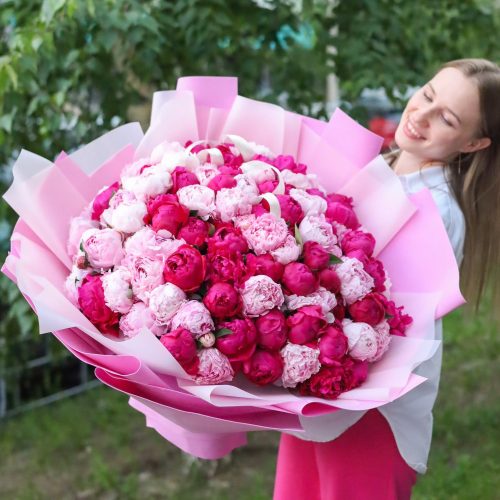 Великолепный букет из 101 розового пиона