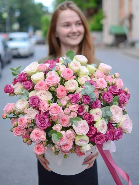 Большая композиция кустовых роз и эвкалипта