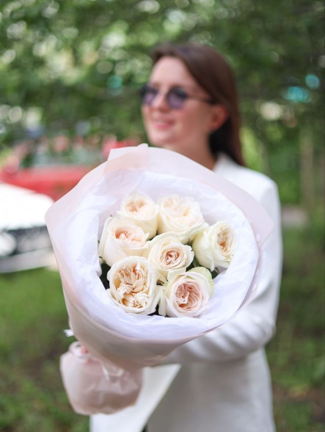 Ароматный букет пионовидных роз White O'Hara — изображение 2