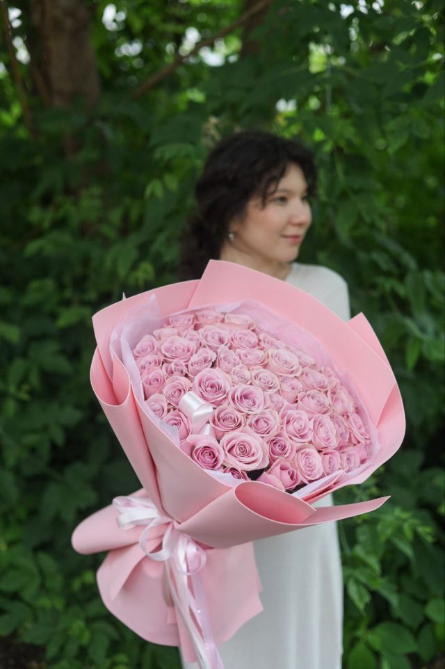 Букет из 51 розовой розы — изображение 3