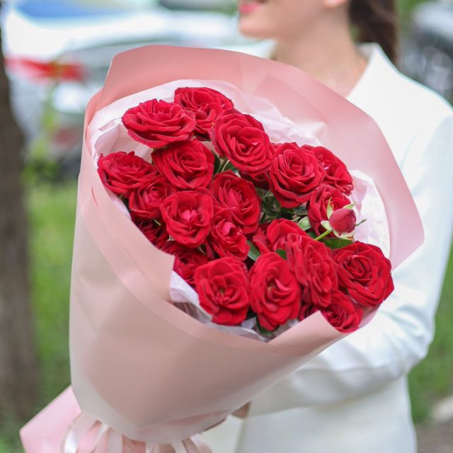 Букет красных кустовых роз
