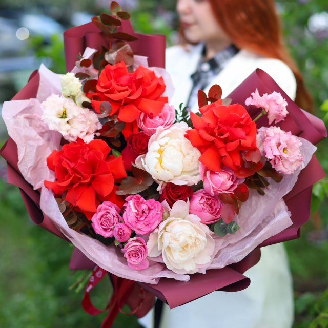 Великолепный букет с крупными пионами и розами
