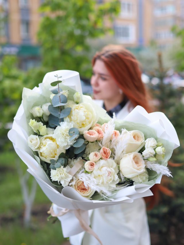 Воздушный букет с белоснежными пионами — изображение 2