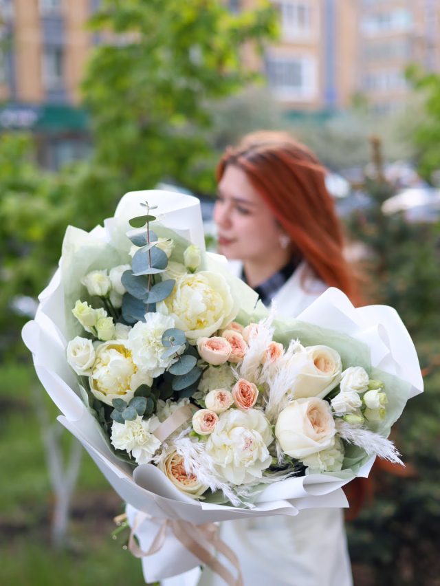 Воздушный букет с белоснежными пионами — изображение 3