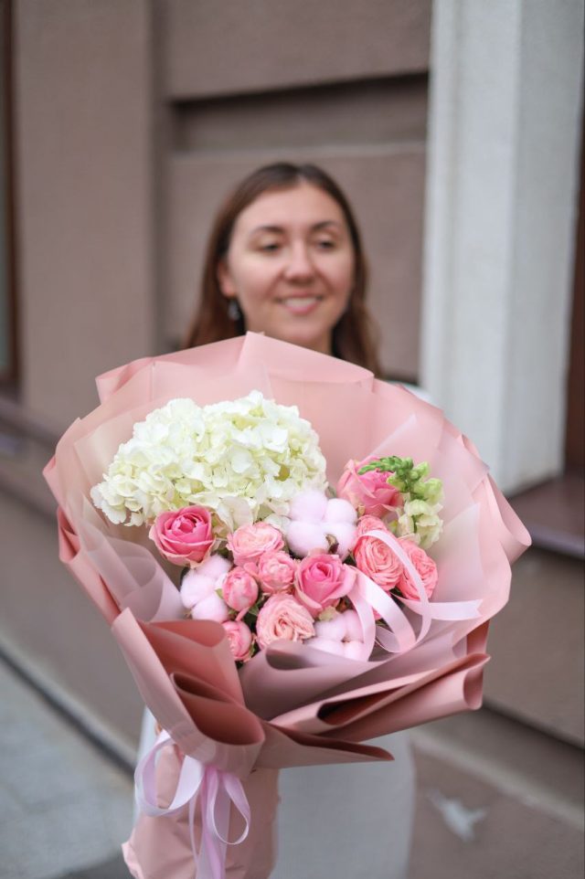 Потрясающий букет с пионовидными кустовыми розами — изображение 2