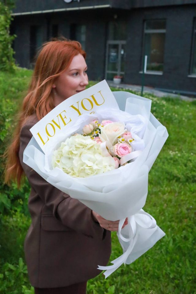 Нежный букет с гортензией — изображение 2