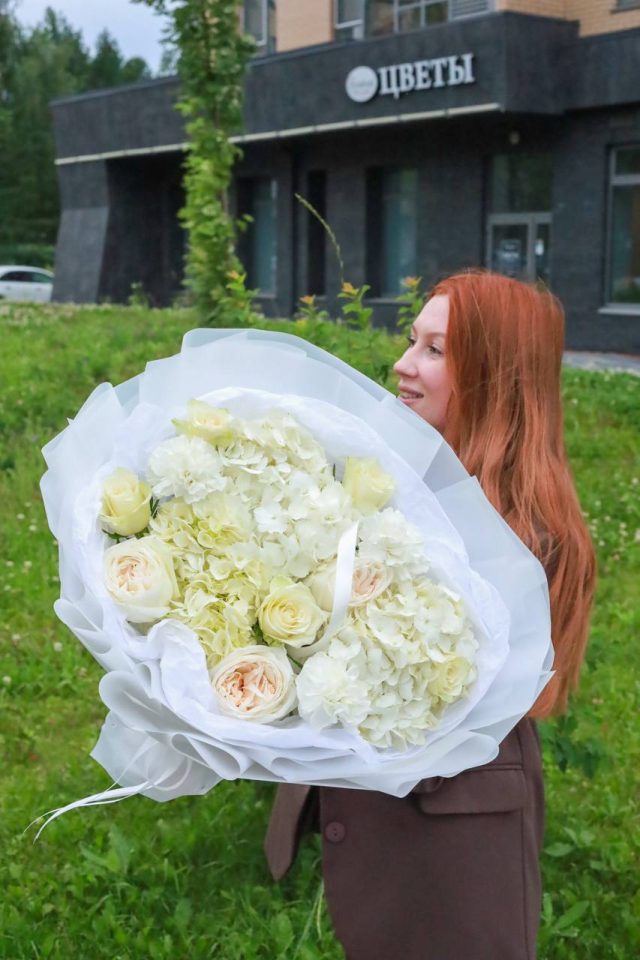 Пышный букет с пионовидными розами и гортензиями — изображение 2