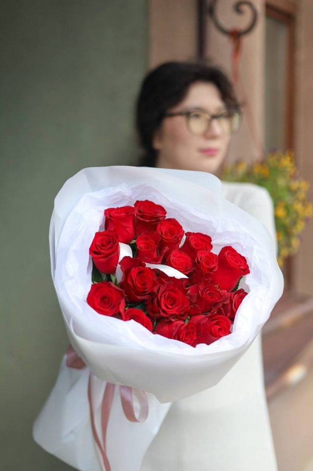 Букет из 17 красных роз — изображение 2
