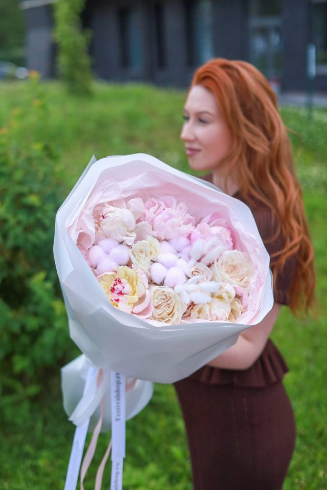 Нежный букет пионов и роз — изображение 2