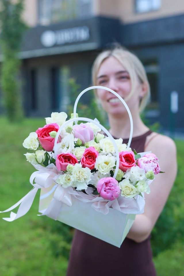 Нежная композиция с пионами — изображение 2