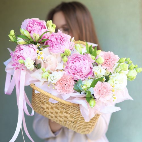 Шикарная корзина с пионами